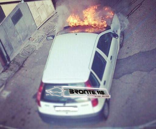 BRONTE: AUTO IN FIAMME IN VIA DE LUCA – LE FOTO