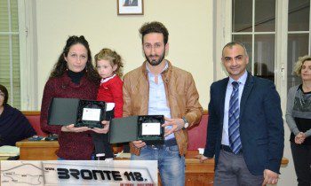 2016watermarked-Gina e Vincenzo Schilirò premiati dal sindaco Calanna