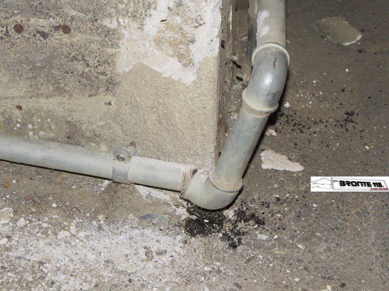 MANIACE: AUTO ROMPE TUBO DEL GAS E SCAPPA, INTERVENGONO VVF E CC – LE FOTO