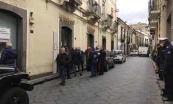 RANDAZZO: LA QUESTIONE COMUNE-UNICREDIT DISTRIBUITE CARTE BANCOMAT AGLI ANZIANI E RIPRISTINATO IL SERVIZIO DI TESORERIA RESTA IL PROBLEMA PER I COMMERCIANTI