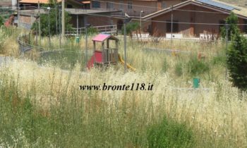 MALETTO: DEGRADO NELLA BAMBINOPOLI IN VIA LAZIO INVASA DALLE STERPAGLIE E DANNEGGIATA MENTRE NON HA ANCORA UNA SOLUZIONE IL CONTENZIOSO SUL COMPLETAMENTO DEI LAVORI – LE FOTO