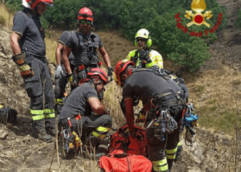 LINGUAGLOSSA: 81ENNE CADE IN UN DIRUPO, RECUPERATO DAI VVF CON L’ ELICOTTERO – LE FOTO