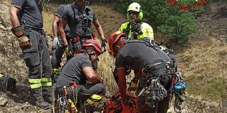 LINGUAGLOSSA: 81ENNE CADE IN UN DIRUPO, RECUPERATO DAI VVF CON L’ ELICOTTERO – LE FOTO
