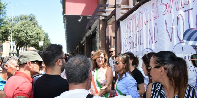 CESARO’: LA PROTESTA DEI CITTADINI PER IL DIRITTO ALLA SALUTE ARRIVA ALL’ ASP DI MESSINA