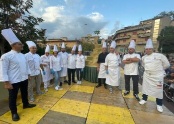 BRONTE: LA GRANDE TORTA CHIUDE UNA SAGRA DEL PISTACCHIO DA RECORD