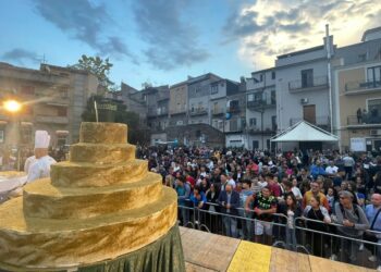 BRONTE: LA GRANDE TORTA CHIUDE UNA SAGRA DEL PISTACCHIO DA RECORD