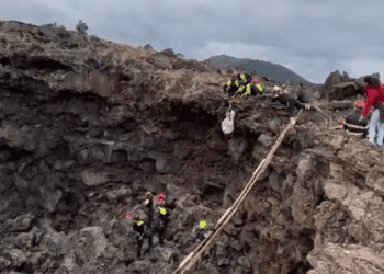 BRONTE: SALVATA DAI VIGILI DEL FUOCO LA CAPRA CADUTA IN UN “DAMUSO” VULCANICO