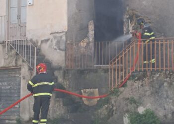 BRONTE: INCENDIO IN UNA ABITAZIONE DI VIA SCIBILIA – LE FOTO