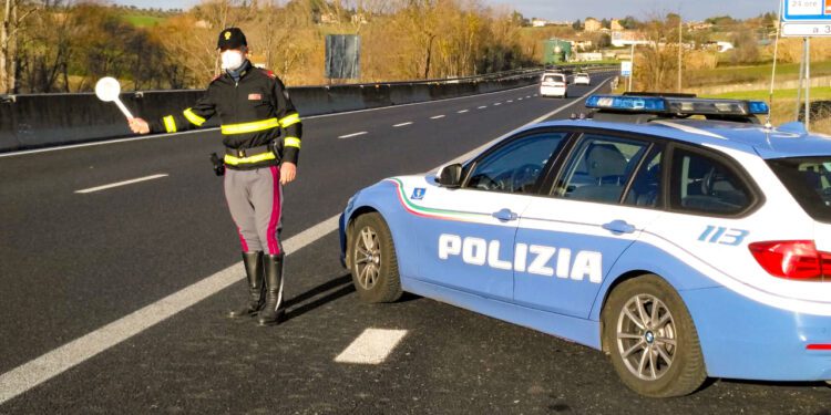 A19 PALERMO – CATANIA: POLIZIA STRADALE SIMULA INCIDENTE PER BLOCCARE UN LADRO D’AUTO