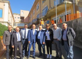 BRONTE: MONS. RENNA IN VISITA ALL’ OSPEDALE, DI MATTINA BRIEFING OPERATIVO, RIPRENDONO I LAVORI INTERROTTI ANNI FA – LE FOTO