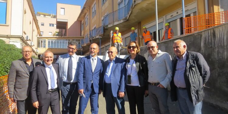 BRONTE: MONS. RENNA IN VISITA ALL’ OSPEDALE, DI MATTINA BRIEFING OPERATIVO, RIPRENDONO I LAVORI INTERROTTI ANNI FA – LE FOTO