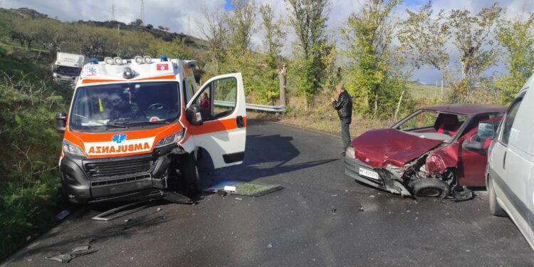 CESARO’: INCIDENTE SULLA SP 165, COINVOLTA AMBULANZA