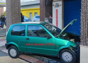 BRONTE: INCIDENTE IN VIALE CATANIA, FORSE GUASTO AI FRENI – LE FOTO