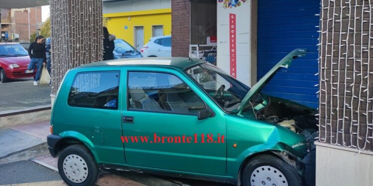 BRONTE: INCIDENTE IN VIALE CATANIA, FORSE GUASTO AI FRENI – LE FOTO