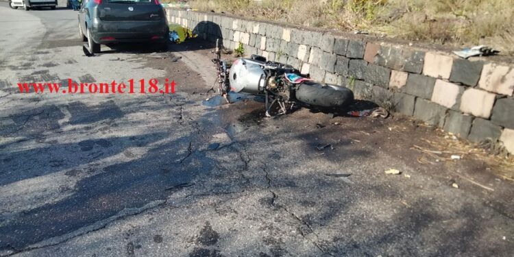 NICOLOSI: SCONTRO AUTO MOTO, MUORE UN 62ENNE – LE FOTO