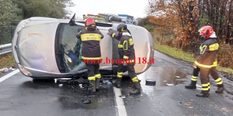 SS 284: INCIDENTE TRA MALETTO E RANDAZZO, AUTO RIBALTATA