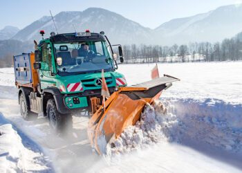 MEZZI SPAZZANEVE E SPARGISALE IN ARRIVO SUI VERSANTI ETNEI PER MIGLIORARE LA VIABILITA’