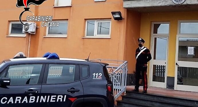 ADRANO: CC ARRESTANO 50ENNE DI BRONTE CHE OSTACOLA I SOCCORSI
