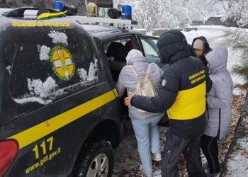 ETNA: 50 TURISTI A BORDO DI UN BUS BLOCCATO DALLA NEVE PORTATI IN SALVO DALLA GDF – IL VIDEO