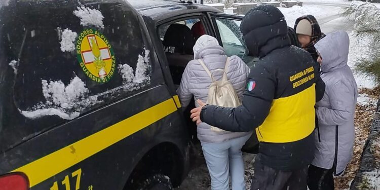 ETNA: 50 TURISTI A BORDO DI UN BUS BLOCCATO DALLA NEVE PORTATI IN SALVO DALLA GDF – IL VIDEO
