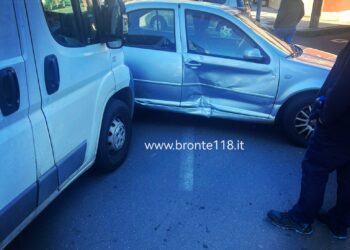 RANDAZZO:SCONTRO AUTO-FURGONE IN VIA BASILE – LE FOTO