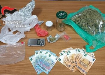 PIEDIMONTE ETNEO, UNA 51ENNE DI RANDAZZO ARRESTATA DAI CARABINIERI: TROVATA IN POSSESSO DI 300 GRAMMI DI MARIJUANA