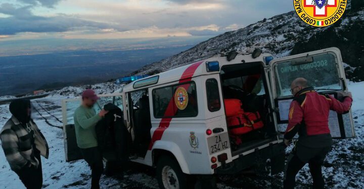 ETNA: DUE INTERVENTI DEL SOCCORSO ALPINO, RECUPERATI 2 TURISTI A POGGIO LA CACCIA – LE FOTO