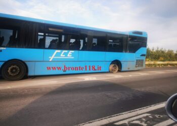 SS 284: DUE GOMME SBRICIOLATE, IL BUS “CORRE” SUI CERCHIONI
