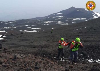 ETNA SUD: SOCCORSO ALPINO RECUPERA ESCURSIONISTA POLACCA