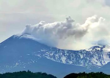 SCOSSE E CENERE, L’ ETNA SI RISVEGLIA ALLERTA ROSSA DELLA PROTEZIONE CIVILE