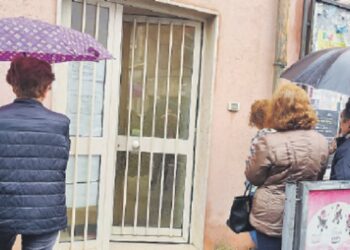 BRONTE: TUTTI IN FILA SOTTO LA PIOGGIA PER PAGARE IL TICKET SANITARIO «SERVIZIO DA INFORMATIZZARE»
