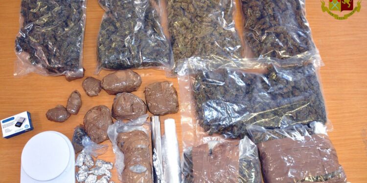 ADRANO: POLIZIA “BECCA” CARROZZIERE CON 3,9 KG DI MARIJUANA