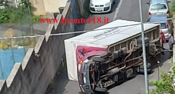 BRONTE, IL FURGONE SI GUASTA: PRIMA SCIVOLA E POI SI RIBALTA SUL POSTO IL 118, MA IL CONDUCENTE ERA RIMASTO ILLESO – LE FOTO