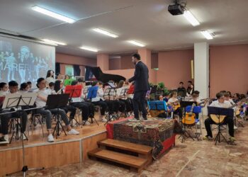 BRONTE: SUCCESSO PER IL CONCERTO DI FINE ANNO DELLE SCUOLE MEDIE, GRANDE OMAGGIO A BATTIATO – LE FOTO
