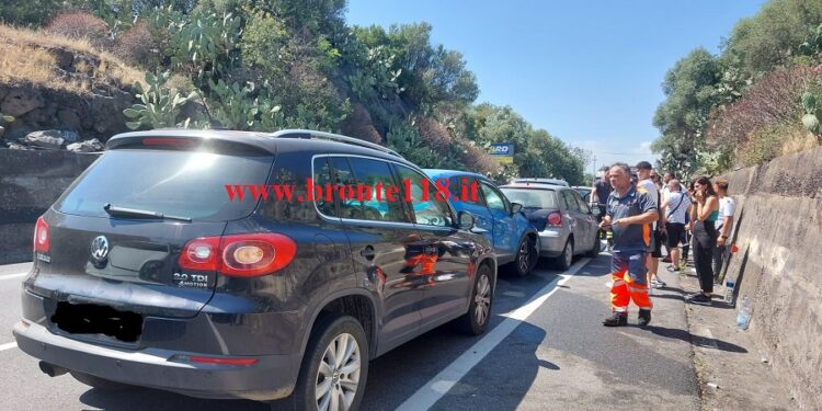 SS 284: MAXI TAMPONAMENTO A SCALILLI, FERITI LIEVI,COINVOLTI ANCHE BRONTESI