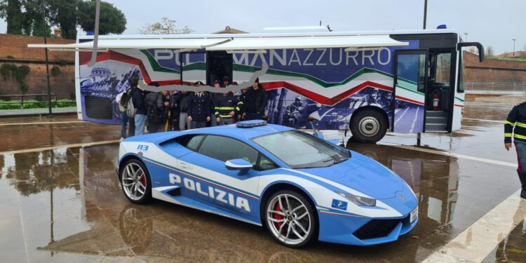CATANIA: MERCOLEDI’ E GIOVEDI’ POLIZIA IN PIAZZA CON “E…STATE CON NOI”, IN MOSTRA LAMBORGHINI E PULMANN AZZURRO