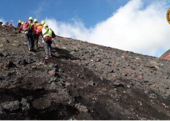 ETNA SUD: SOCCORSO ALPINO IN AZIONE PER UN AMERICANO SCIVOLATO ALL’INTERNO DEI CRATERI SILVESTRI
