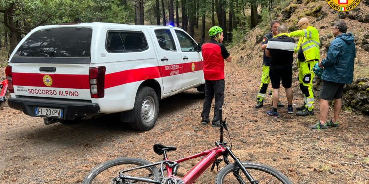 ETNA NORD: SOCCORSO ALPINO ALL’OPERA PER UN CICLISTA INFORTUNATO