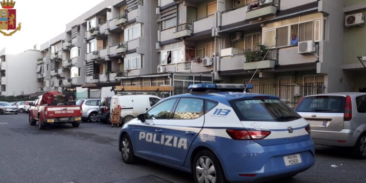 ADRANO: «SCENDI CHE DOBBIAMO PARLARTI», LUI FUGGE SUI TETTI DELLE CASE, CADE E SI ROMPE UNA GAMBA