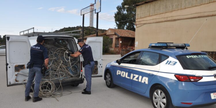 ADRANO: POLIZIA BECCA LADRO A RUBARE CAVI ELETTRICI IN UNA FABBRICA DISMESSA