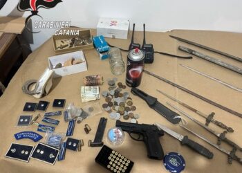 CASTIGLIONE DI SICILIA: SCOVATE ARMI BIANCHE IN CASA DI UN 19ENNE – LE FOTO