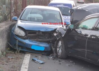 BRONTE: SCONTRO FRONTALE TRA DUE GOLF SULLA SP 94