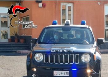 ADRANO: FERMATO VICINO AL MUNICIPIO NETTURBINO CON BOTTIGLIA DI LIQUIDO INFIAMMABILE