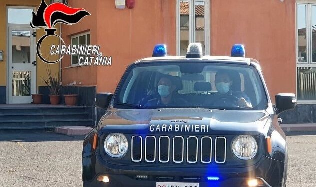 ADRANO: FERMATO VICINO AL MUNICIPIO NETTURBINO CON BOTTIGLIA DI LIQUIDO INFIAMMABILE