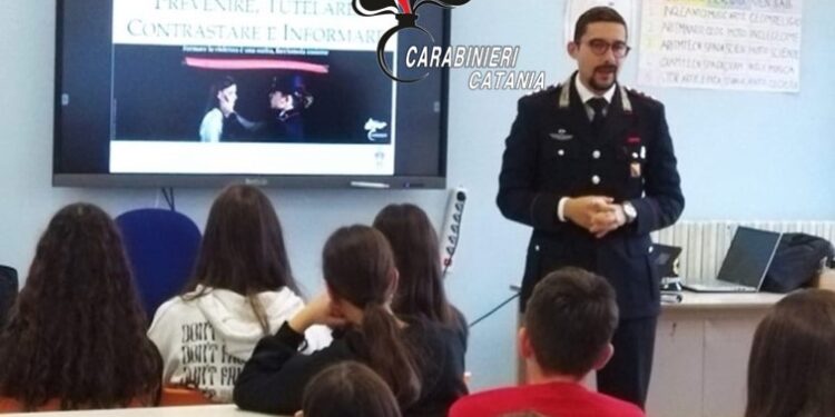 RANDAZZO, MANIACE E SOLICCHIATA: LEZIONI DI LEGALITA’ COI CARABINIERI