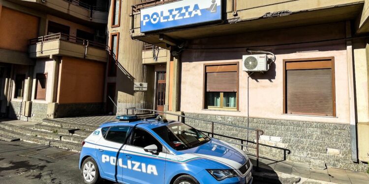 ADRANO: 39ENNE TROVATO IN POSSESSO DI BOTTI ILLEGALI E UN COLTELLO, DENUNCIATO