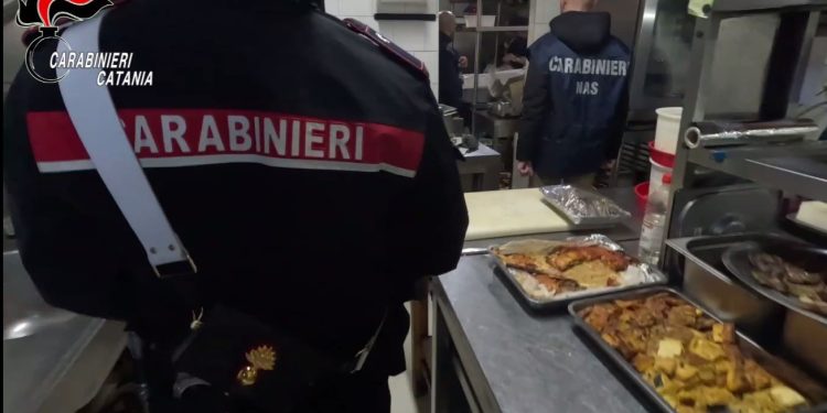 LINGUAGLOSSA: SCOPERTO DAI NAS RISTORANTE CON ALIMENTI NON TRACCIATI E MALCONSERVATI, DENUNCIATO E MULTATO IL TITOLARE, LOCALE CHIUSO – LE FOTO