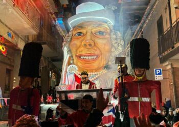 MALETTO: PARTITO IL CARNEVALE, BAGNO DI FOLLA PER LA PRIMA SFILATA – LE FOTO