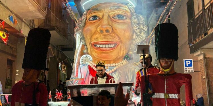 MALETTO: PARTITO IL CARNEVALE, BAGNO DI FOLLA PER LA PRIMA SFILATA – LE FOTO