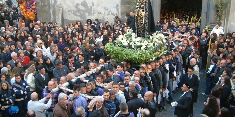 BRONTE: DOMANI LA GRANDIOSA PROCESSIONE DEL VENERDI SANTO – LE FOTO